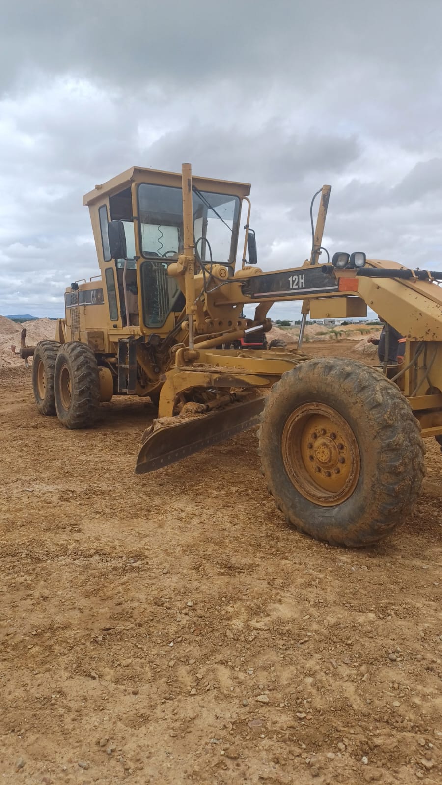 Motoniveladora Caterpillar modelo 12H ano 2002